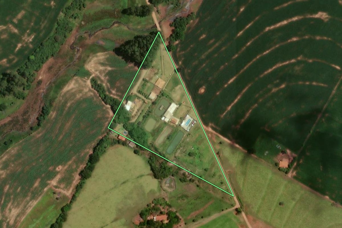 Imagem de satélite do imóvel rural em Goioerê (PR), com o contorno declarado no CAR desenhado por cima.
