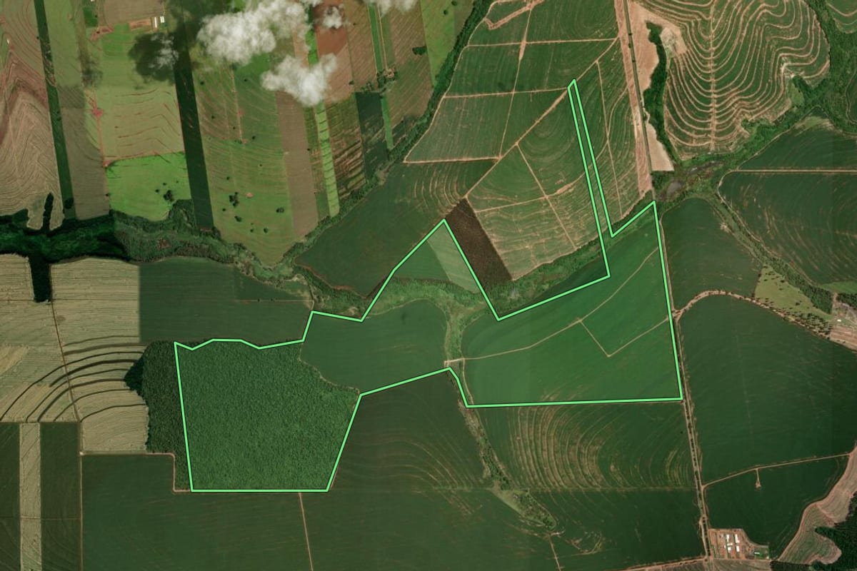 Imagem de satélite do imóvel rural em Goioerê (PR), com o contorno declarado no CAR desenhado por cima.