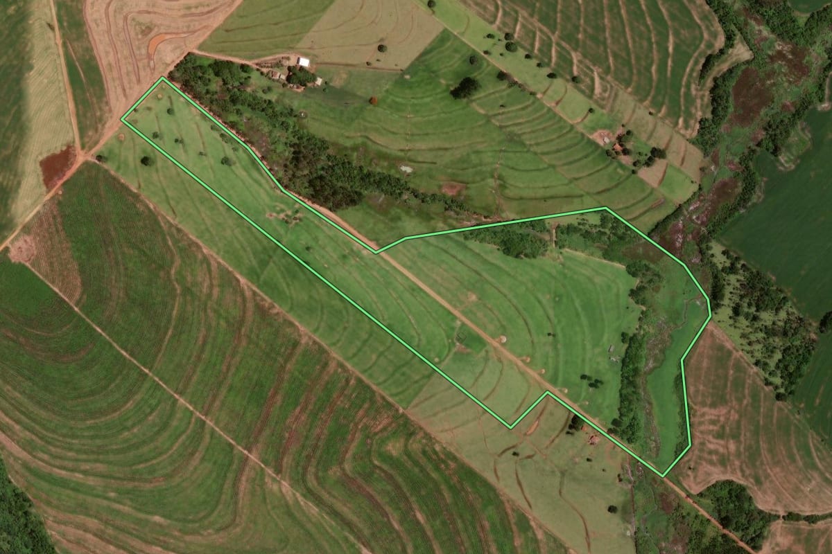 Imagem de satélite do imóvel rural em Goioerê (PR), com o contorno declarado no CAR desenhado por cima.