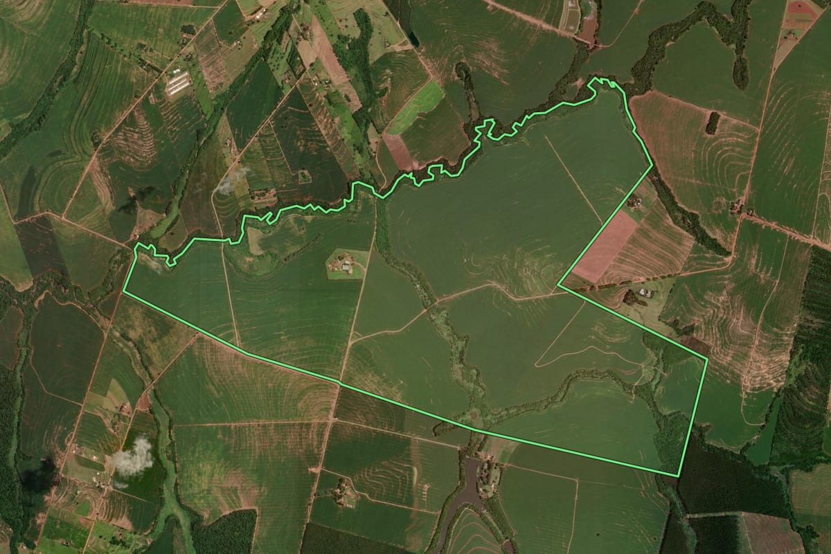 Imagem de satélite do imóvel rural em Goioerê (PR), com o contorno declarado no CAR desenhado por cima.