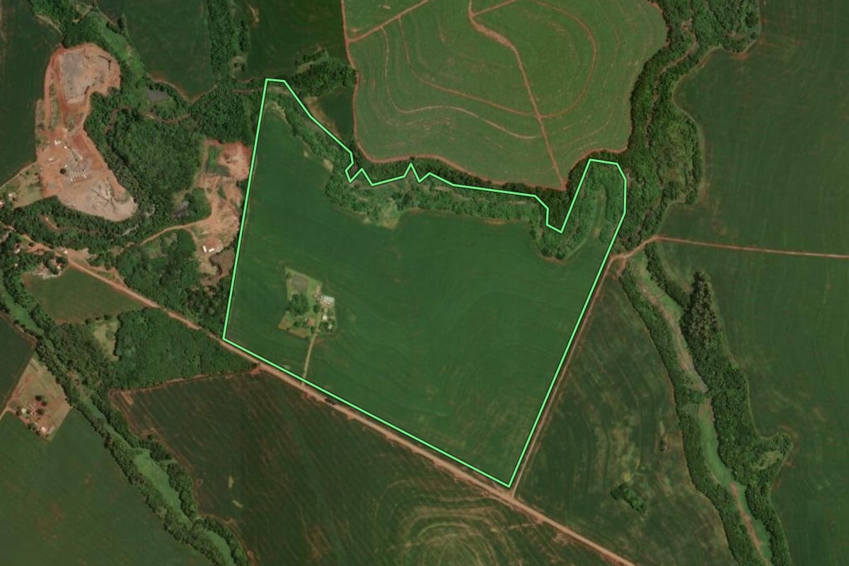 Imagem de satélite do imóvel rural em Goioerê (PR), com o contorno declarado no CAR desenhado por cima.