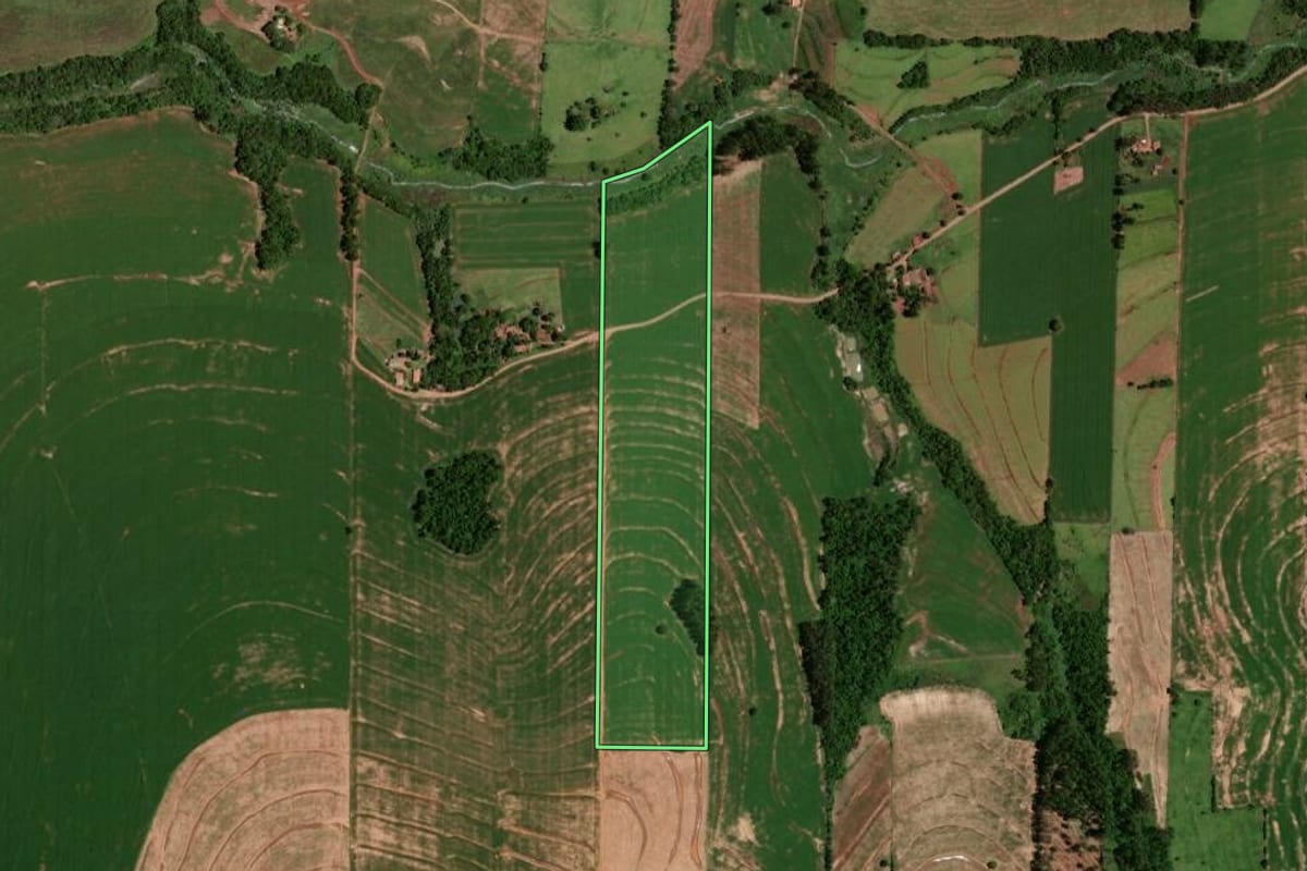 Imagem de satélite do imóvel rural em Goioerê (PR), com o contorno declarado no CAR desenhado por cima.