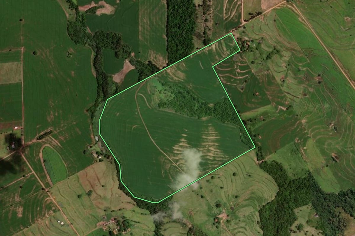 Imagem de satélite do imóvel rural em Goioerê (PR), com o contorno declarado no CAR desenhado por cima.
