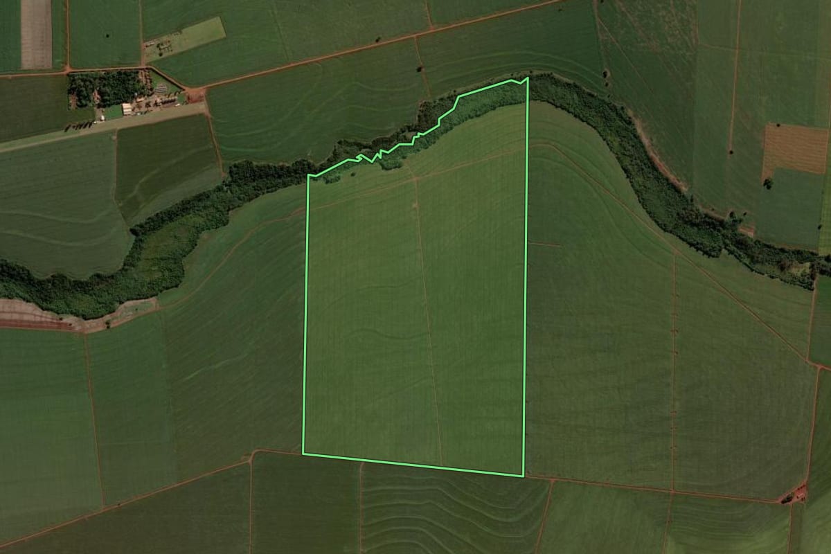 Imagem de satélite do imóvel rural em Goioerê (PR), com o contorno declarado no CAR desenhado por cima.