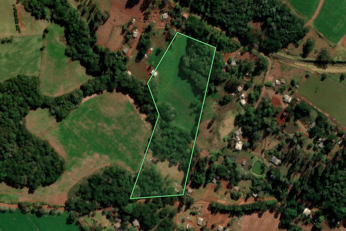 Imagem de satélite do imóvel rural em Goioxim (PR), com o contorno declarado no CAR desenhado por cima.
