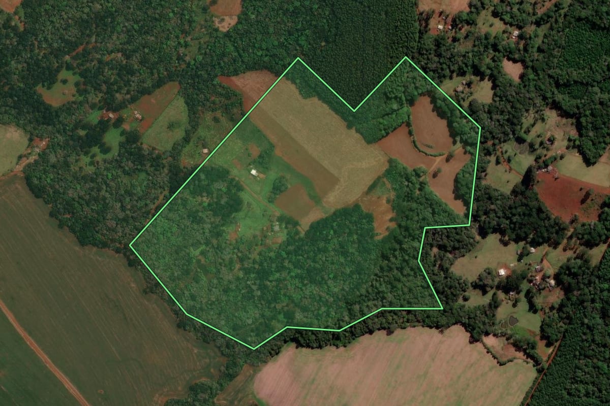 Imagem de satélite do imóvel rural em Goioxim (PR), com o contorno declarado no CAR desenhado por cima.