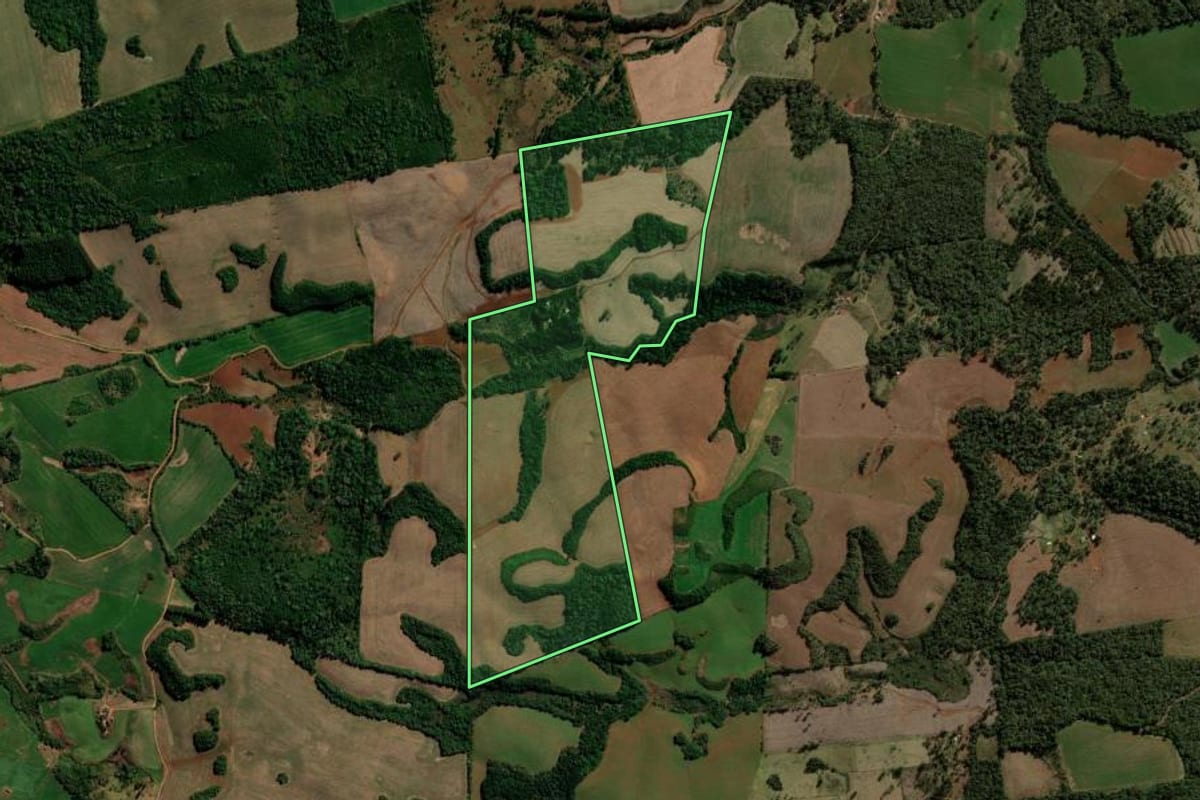 Imagem de satélite do imóvel rural em Goioxim (PR), com o contorno declarado no CAR desenhado por cima.