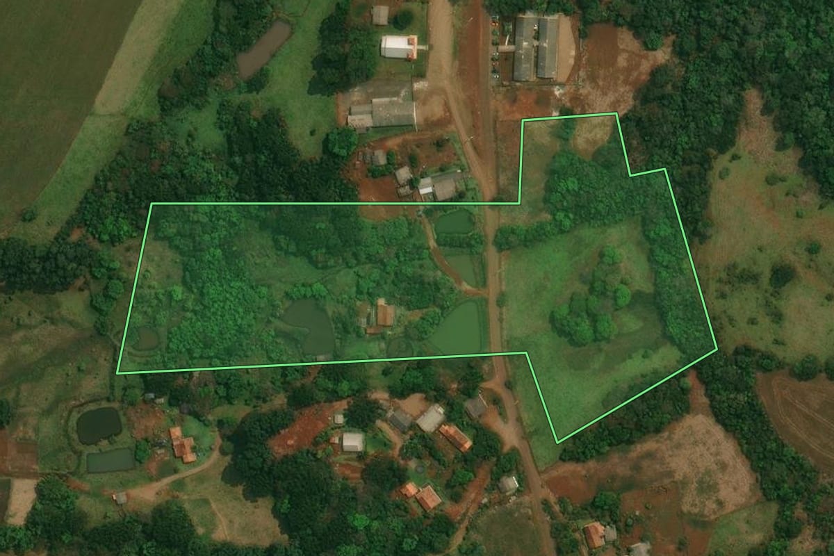 Imagem de satélite do imóvel rural em Goioxim (PR), com o contorno declarado no CAR desenhado por cima.