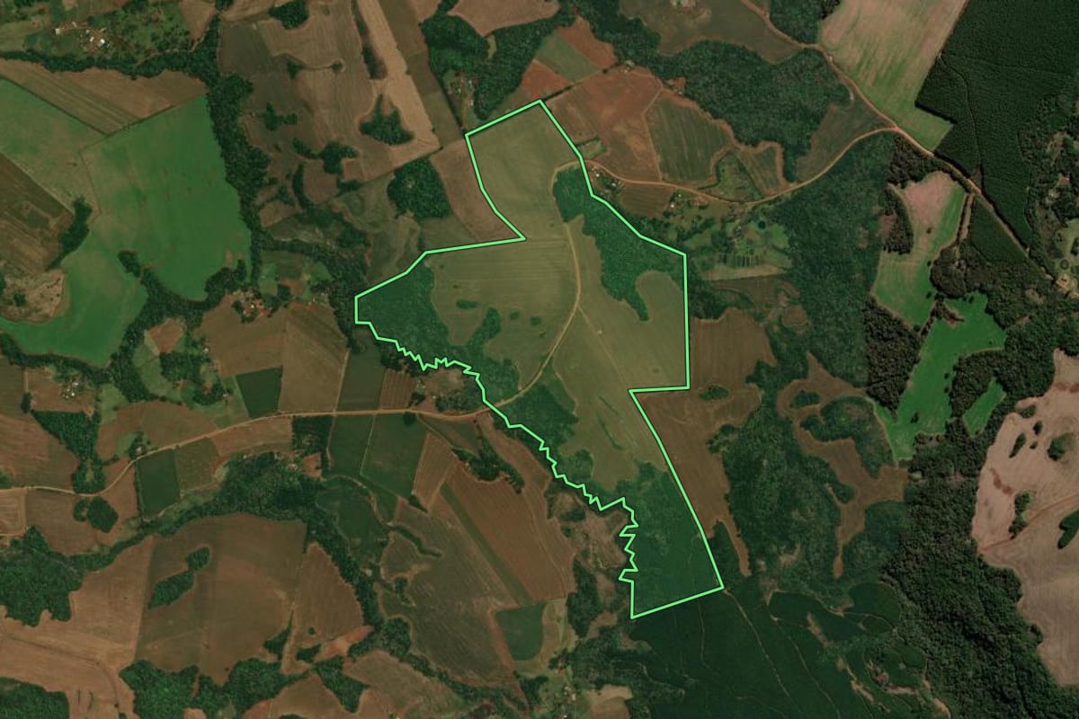 Imagem de satélite do imóvel rural em Goioxim (PR), com o contorno declarado no CAR desenhado por cima.