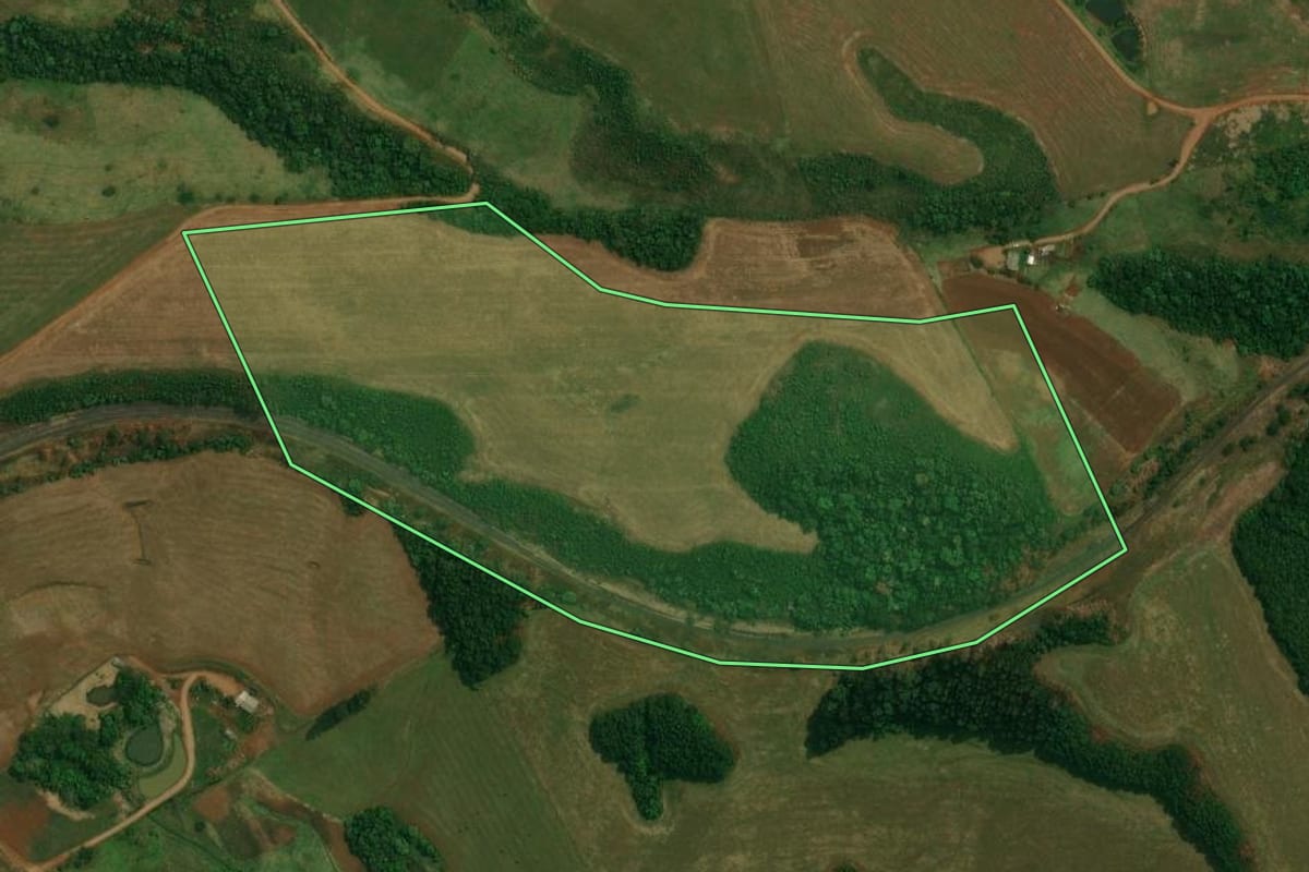 Imagem de satélite do imóvel rural em Goioxim (PR), com o contorno declarado no CAR desenhado por cima.