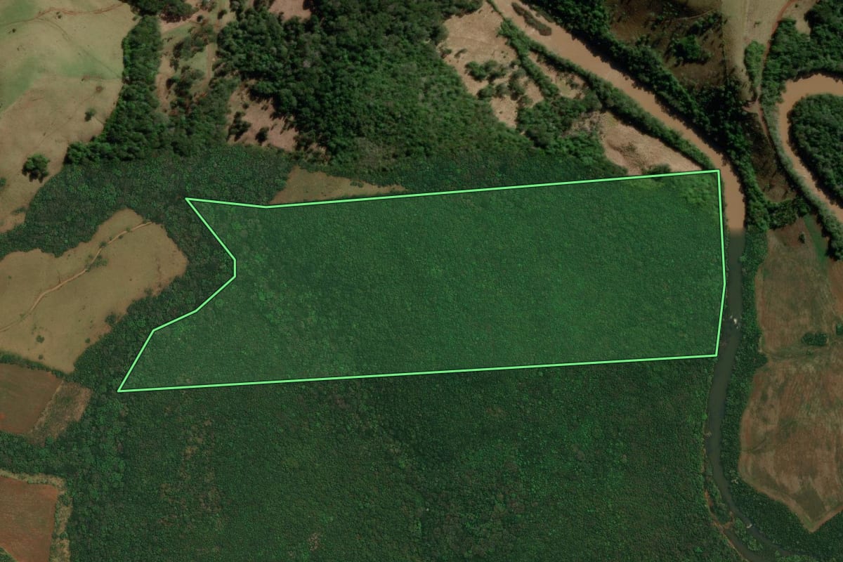 Imagem de satélite do imóvel rural em Goioxim (PR), com o contorno declarado no CAR desenhado por cima.