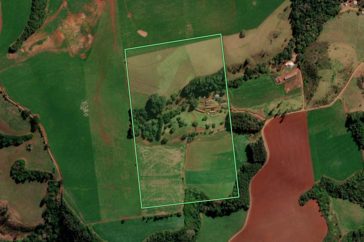 Imagem de satélite do imóvel rural em Goioxim (PR), com o contorno declarado no CAR desenhado por cima.