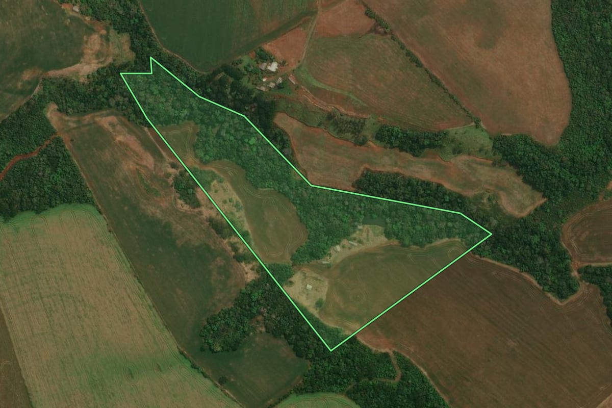 Imagem de satélite do imóvel rural em Goioxim (PR), com o contorno declarado no CAR desenhado por cima.