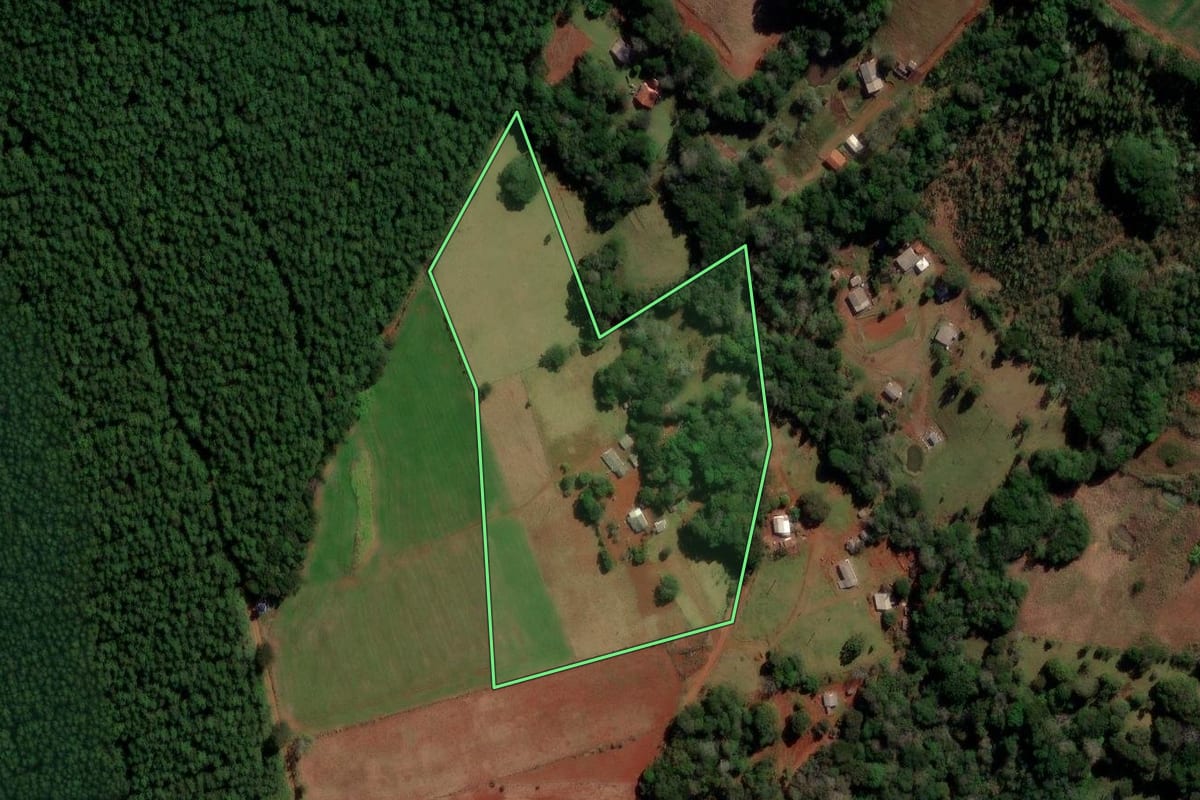 Imagem de satélite do imóvel rural em Goioxim (PR), com o contorno declarado no CAR desenhado por cima.