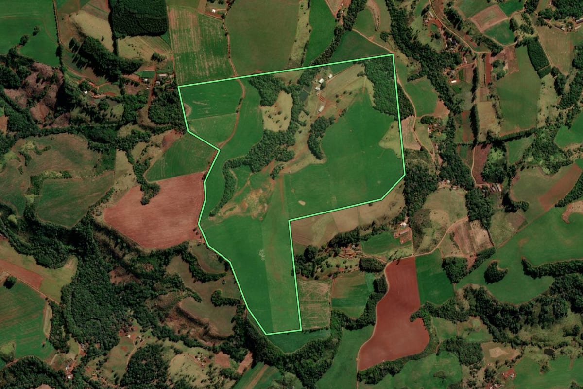 Imagem de satélite do imóvel rural em Goioxim (PR), com o contorno declarado no CAR desenhado por cima.