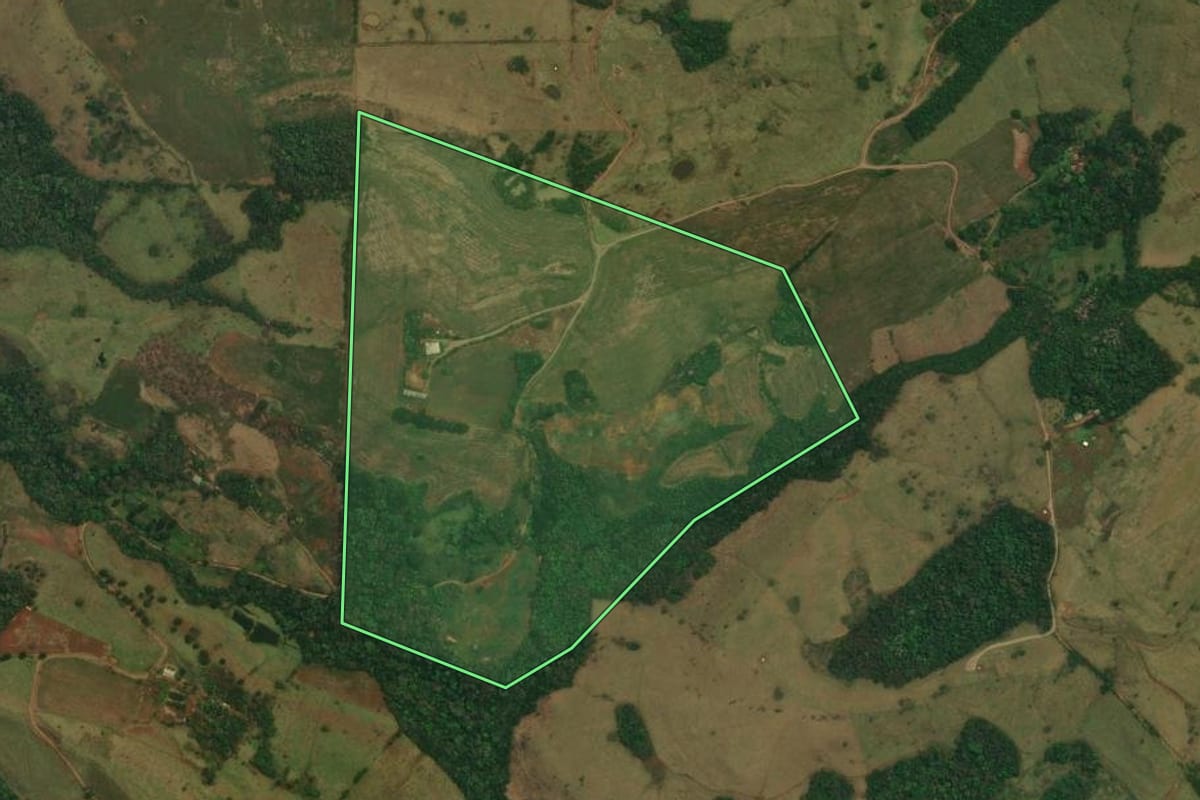 Imagem de satélite do imóvel rural em Goioxim (PR), com o contorno declarado no CAR desenhado por cima.