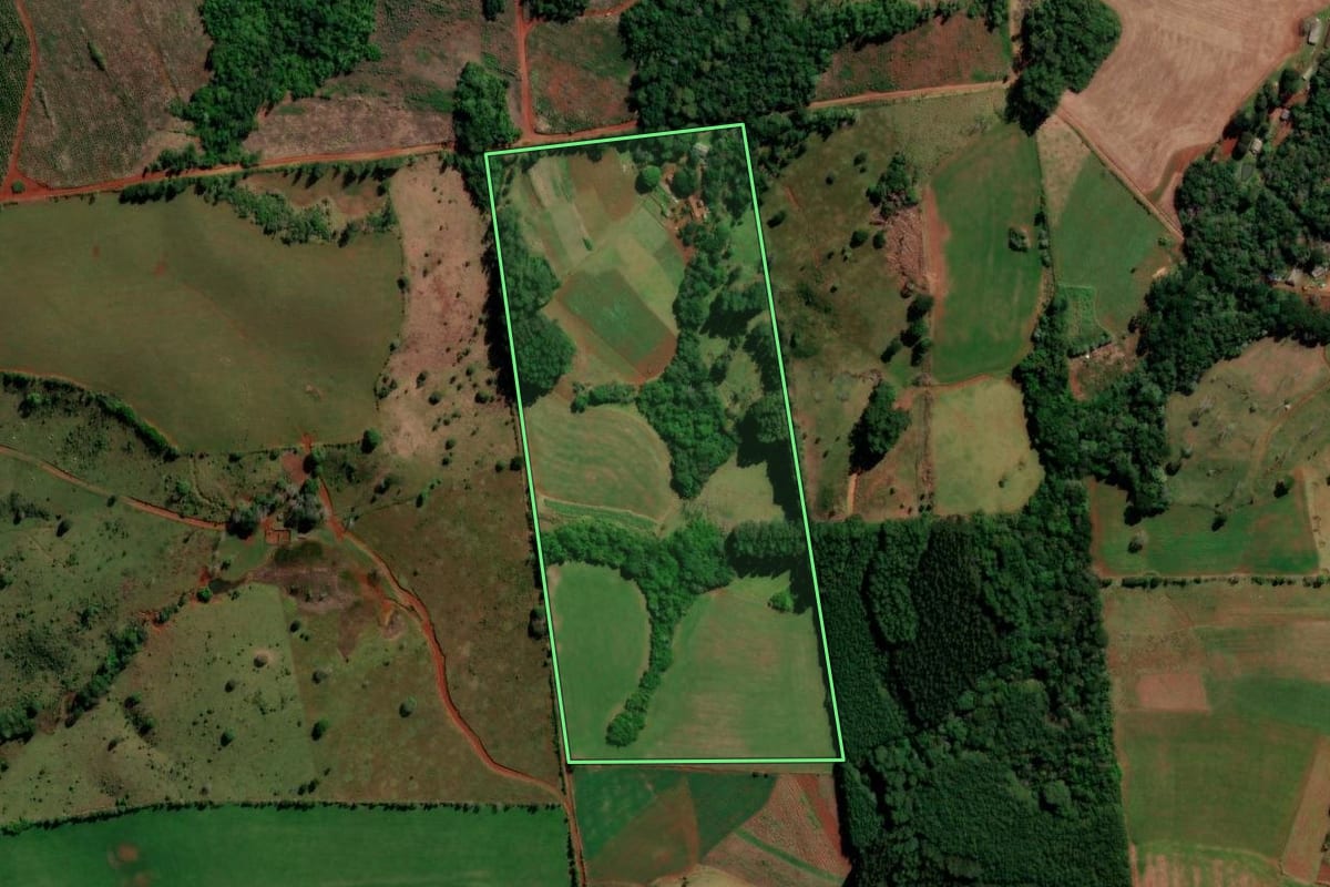 Imagem de satélite do imóvel rural em Goioxim (PR), com o contorno declarado no CAR desenhado por cima.