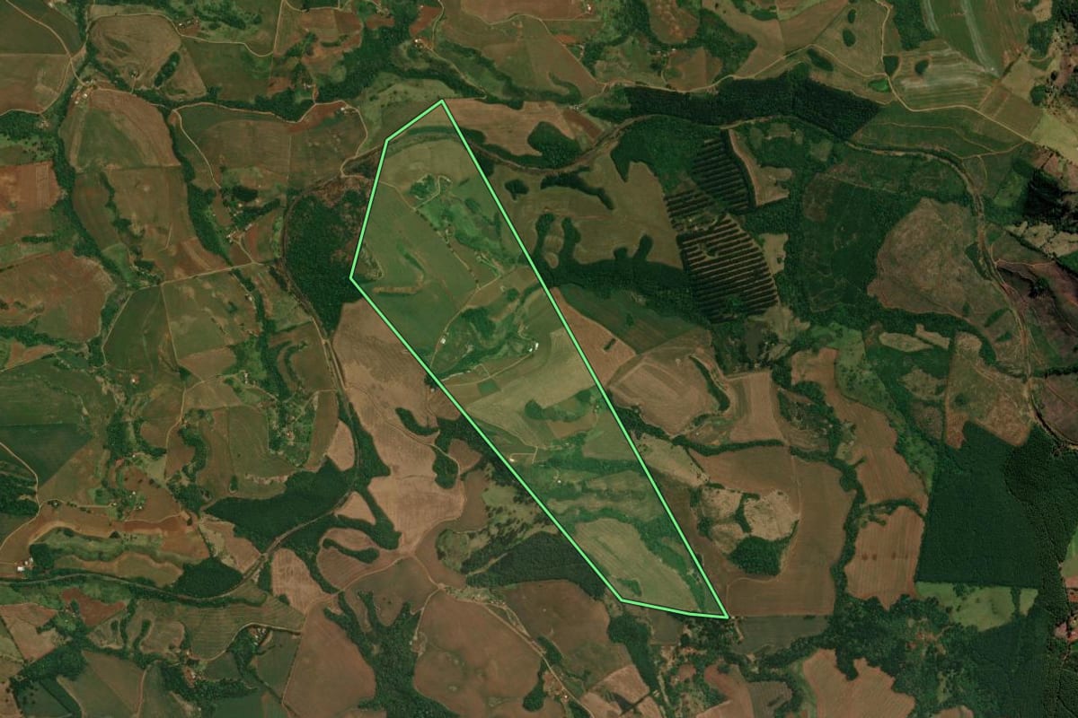 Imagem de satélite do imóvel rural em Goioxim (PR), com o contorno declarado no CAR desenhado por cima.