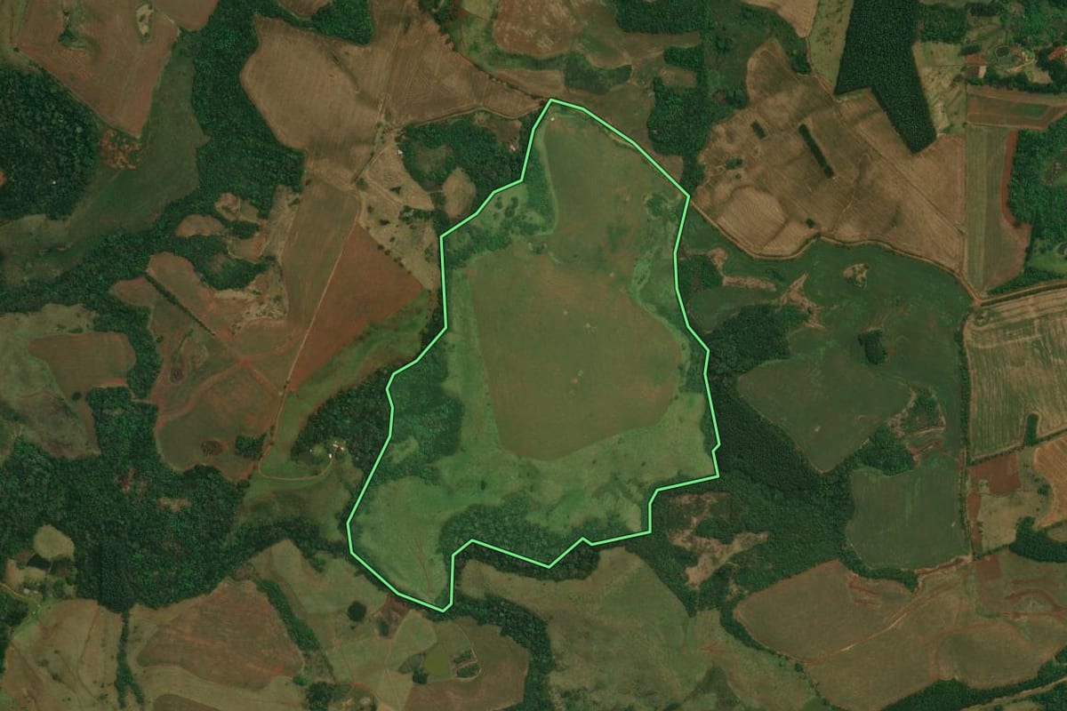 Imagem de satélite do imóvel rural em Goioxim (PR), com o contorno declarado no CAR desenhado por cima.