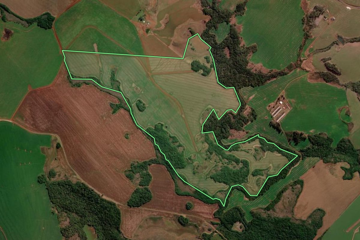Imagem de satélite do imóvel rural em Goioxim (PR), com o contorno declarado no CAR desenhado por cima.