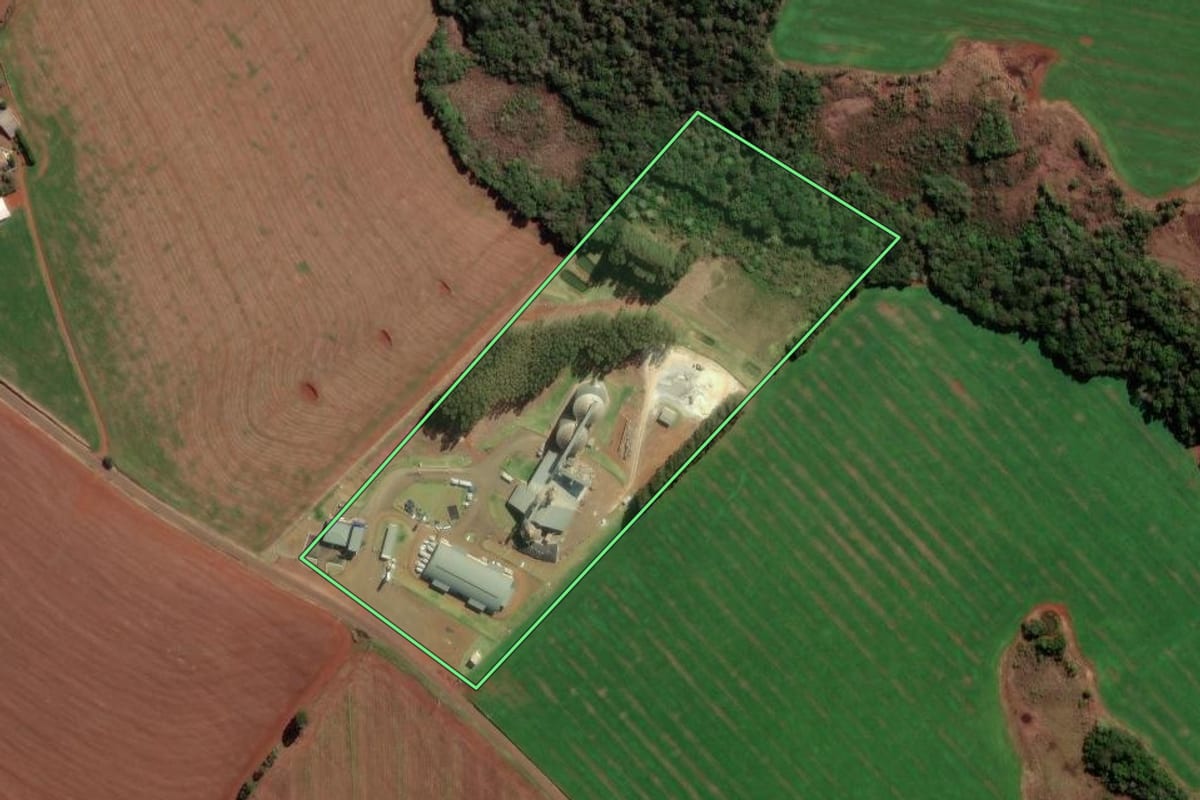 Imagem de satélite do imóvel rural em Goioxim (PR), com o contorno declarado no CAR desenhado por cima.