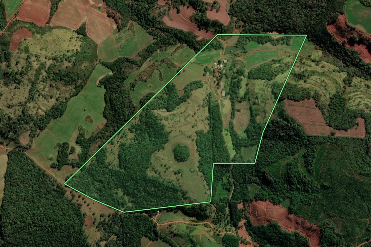 Imagem de satélite do imóvel rural em Goioxim (PR), com o contorno declarado no CAR desenhado por cima.