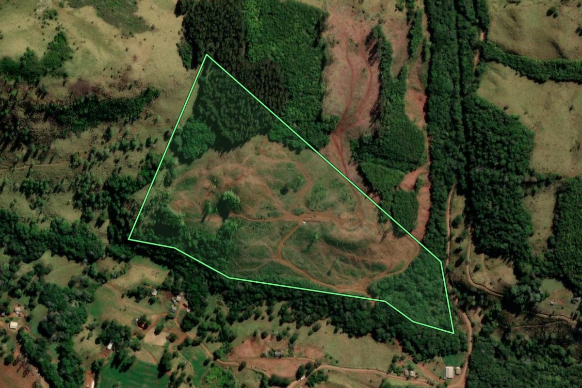 Imagem de satélite do imóvel rural em Goioxim (PR), com o contorno declarado no CAR desenhado por cima.