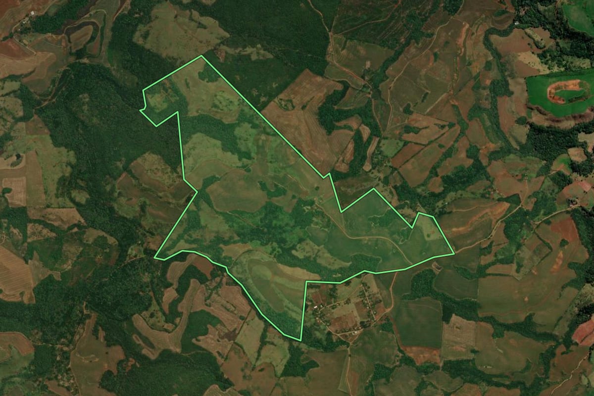 Imagem de satélite do imóvel rural em Goioxim (PR), com o contorno declarado no CAR desenhado por cima.
