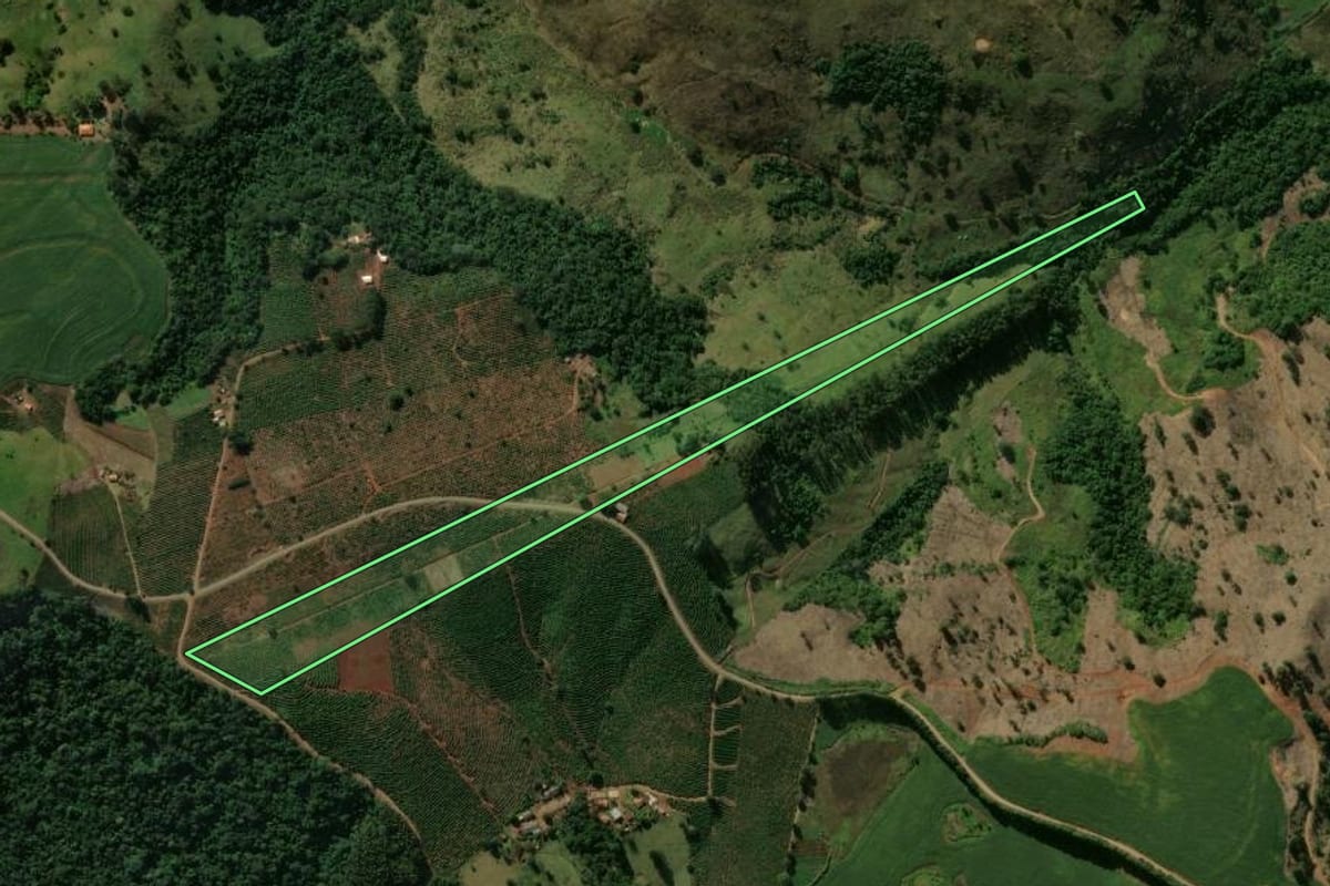 Imagem de satélite do imóvel rural em Grandes Rios (PR), com o contorno declarado no CAR desenhado por cima.
