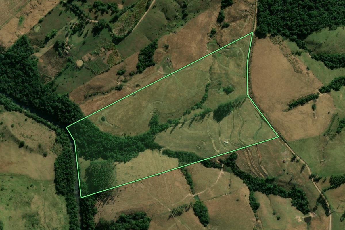 Imagem de satélite do imóvel rural em Grandes Rios (PR), com o contorno declarado no CAR desenhado por cima.