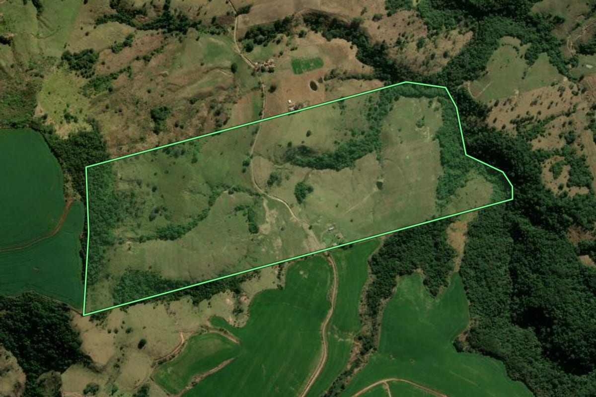 Imagem de satélite do imóvel rural em Grandes Rios (PR), com o contorno declarado no CAR desenhado por cima.