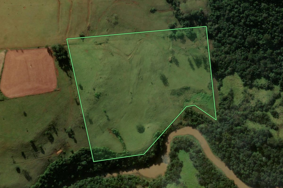 Imagem de satélite do imóvel rural em Grandes Rios (PR), com o contorno declarado no CAR desenhado por cima.