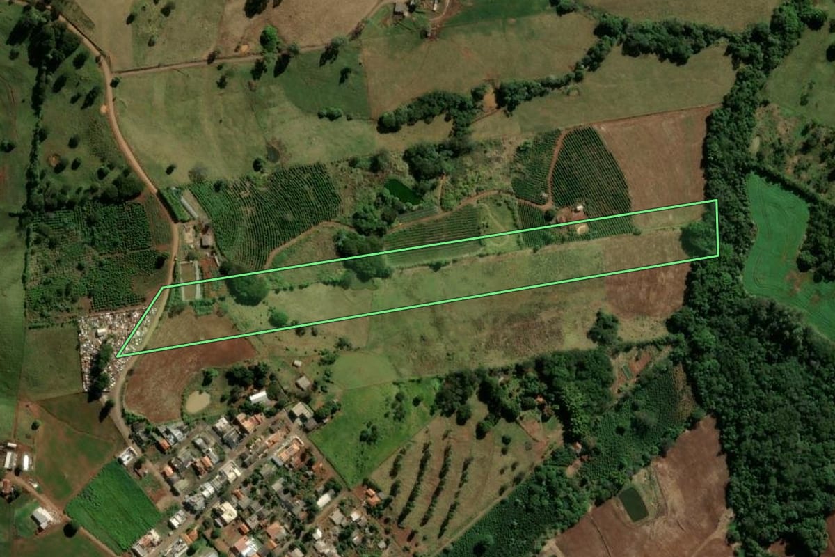 Imagem de satélite do imóvel rural em Grandes Rios (PR), com o contorno declarado no CAR desenhado por cima.