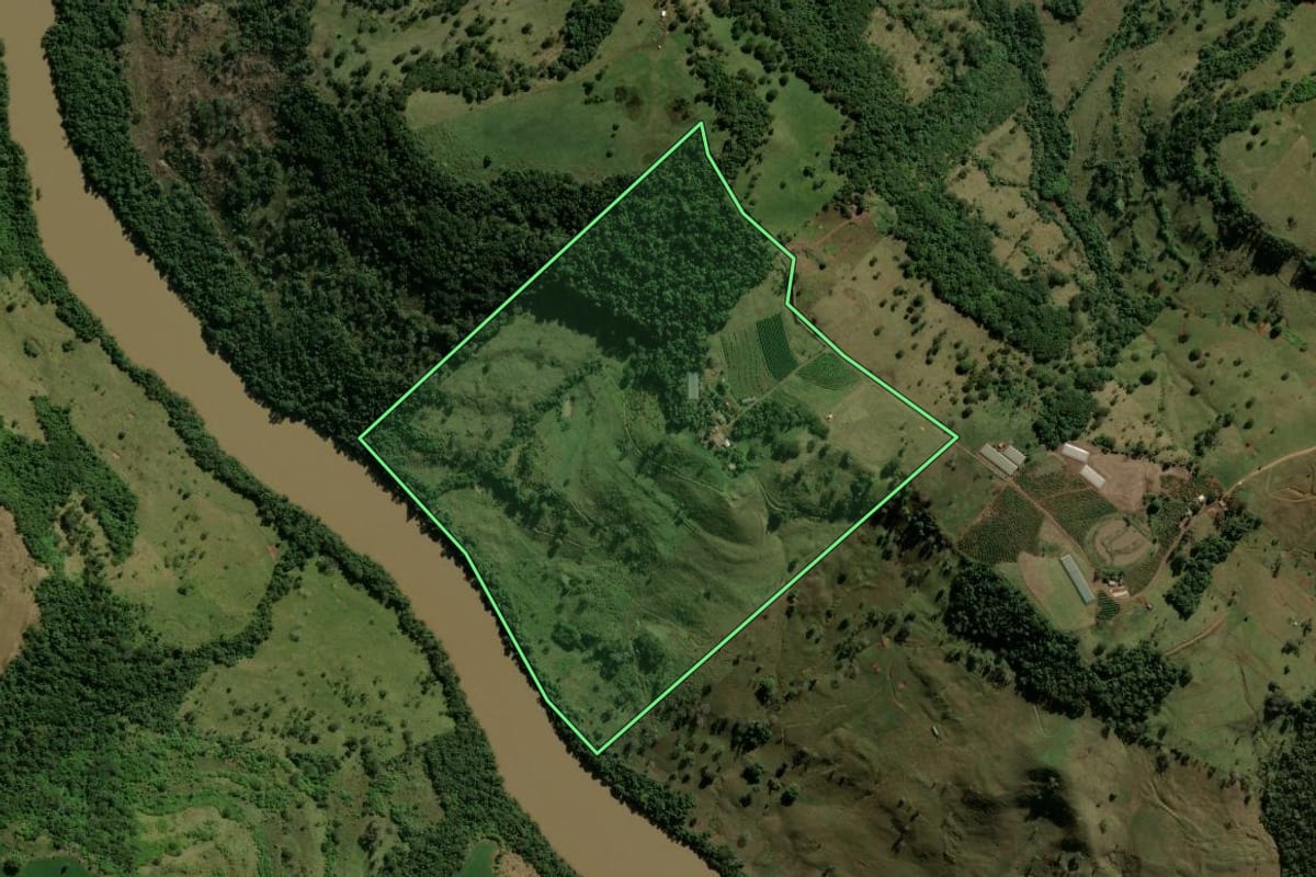 Imagem de satélite do imóvel rural em Grandes Rios (PR), com o contorno declarado no CAR desenhado por cima.