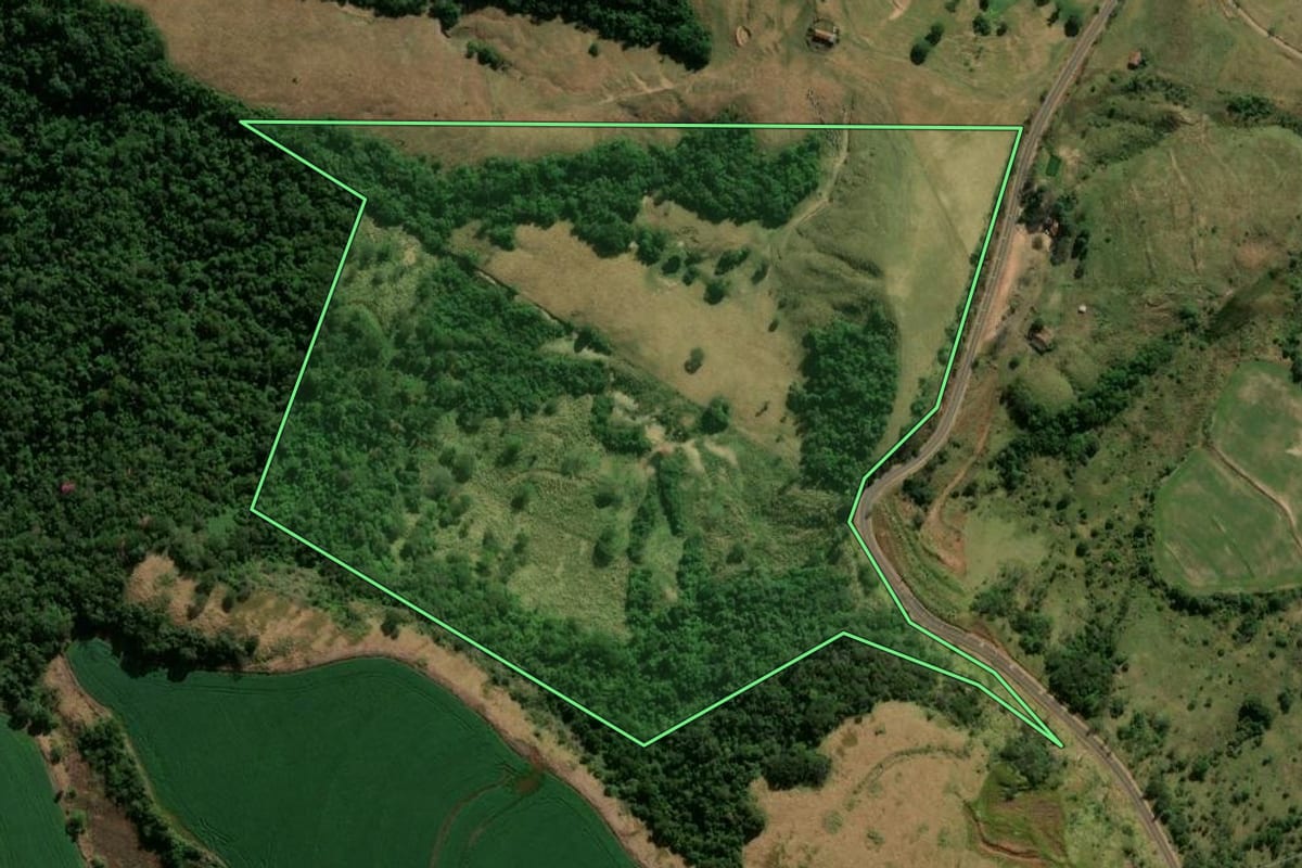 Imagem de satélite do imóvel rural em Grandes Rios (PR), com o contorno declarado no CAR desenhado por cima.