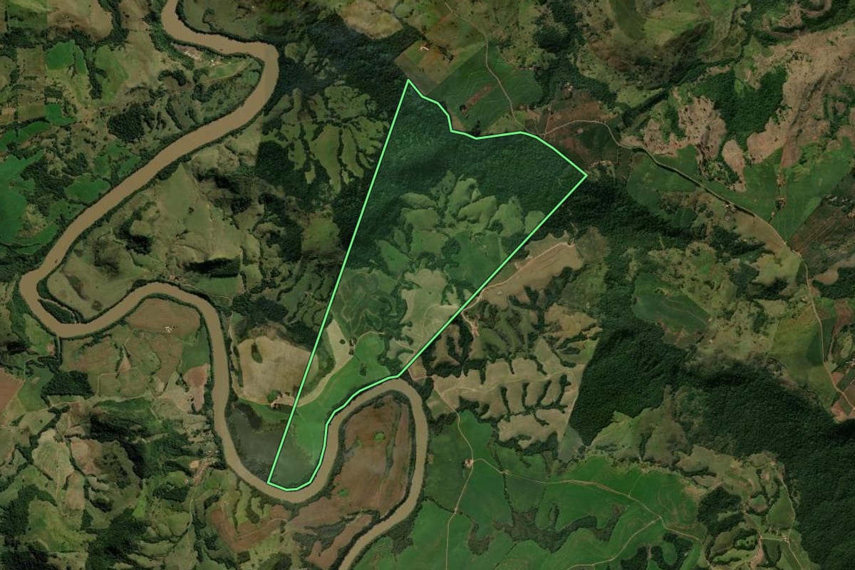 Imagem de satélite do imóvel rural em Grandes Rios (PR), com o contorno declarado no CAR desenhado por cima.