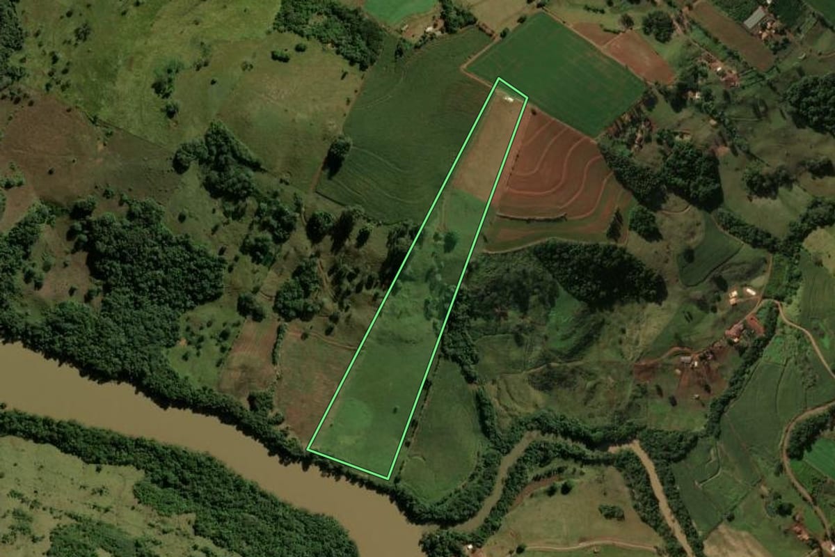 Imagem de satélite do imóvel rural em Grandes Rios (PR), com o contorno declarado no CAR desenhado por cima.