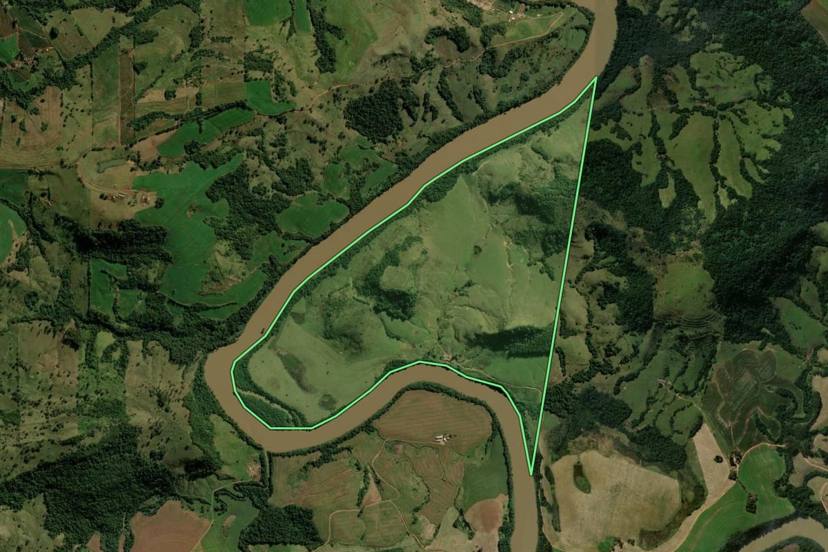 Imagem de satélite do imóvel rural em Grandes Rios (PR), com o contorno declarado no CAR desenhado por cima.