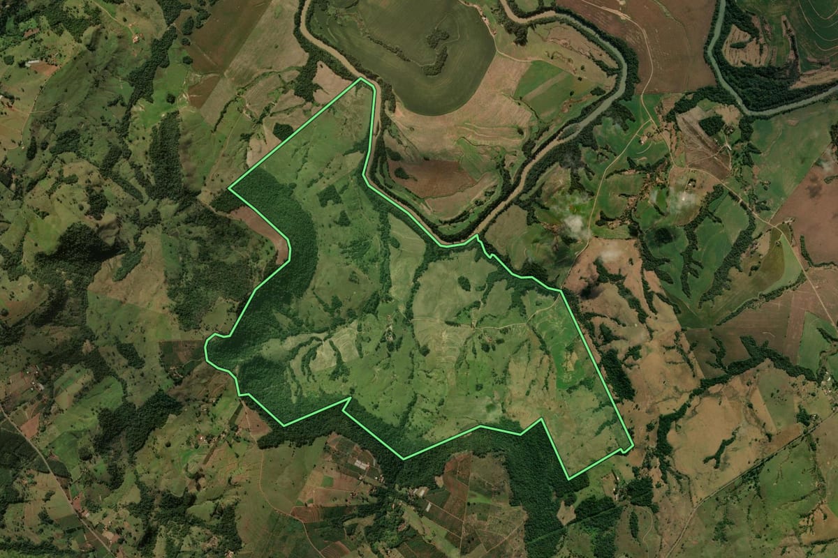 Imagem de satélite do imóvel rural em Grandes Rios (PR), com o contorno declarado no CAR desenhado por cima.