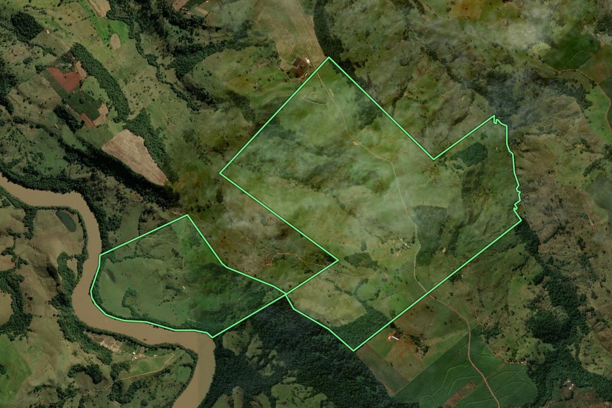 Imagem de satélite do imóvel rural em Grandes Rios (PR), com o contorno declarado no CAR desenhado por cima.