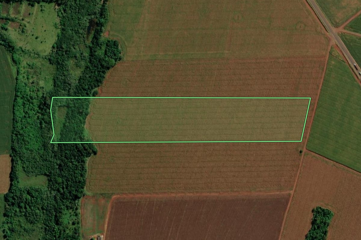 Imagem de satélite do imóvel rural em Guaíra (PR), com o contorno declarado no CAR desenhado por cima.