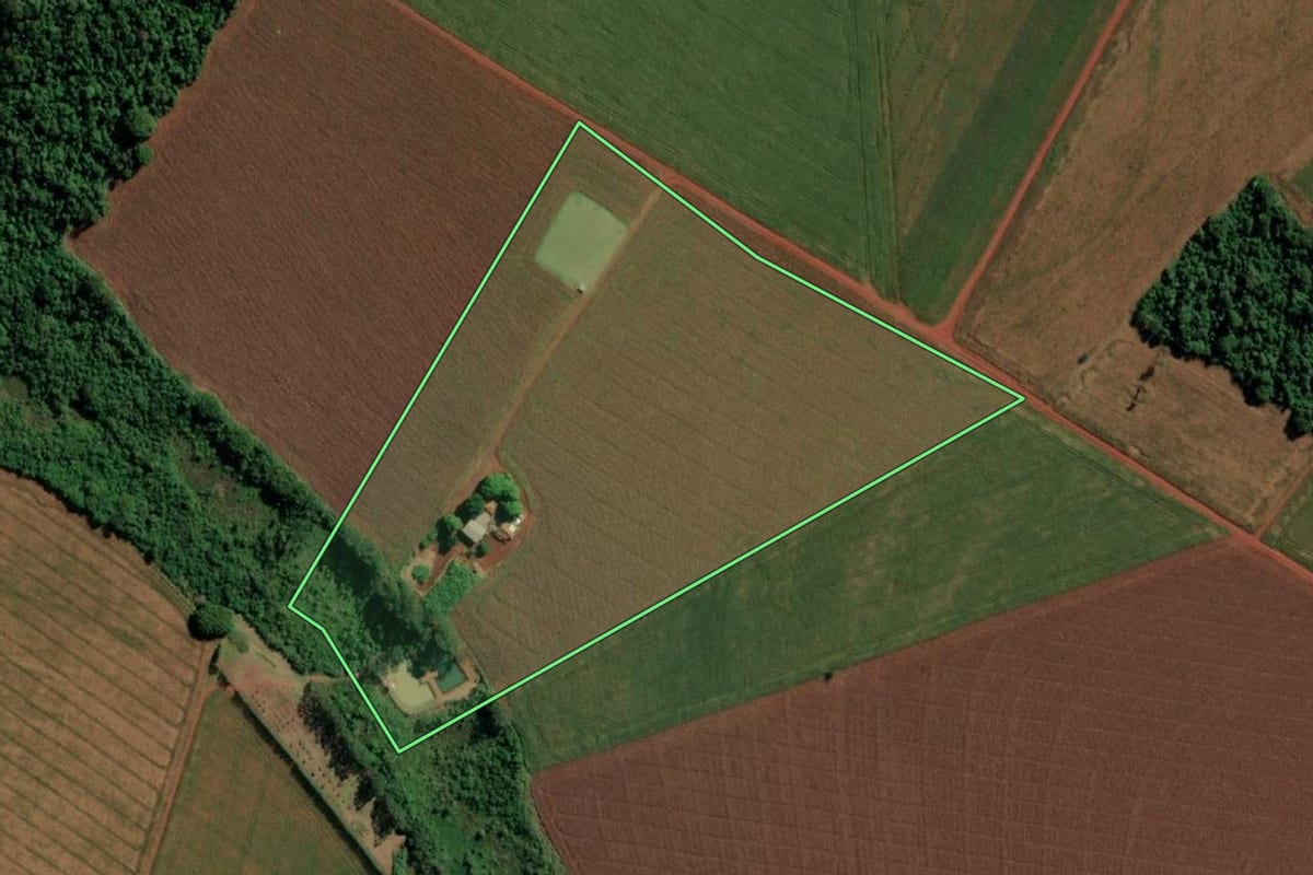 Imagem de satélite do imóvel rural em Guaíra (PR), com o contorno declarado no CAR desenhado por cima.