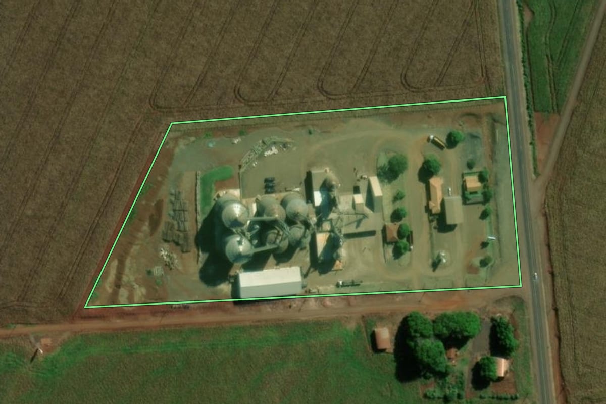 Imagem de satélite do imóvel rural em Guaíra (PR), com o contorno declarado no CAR desenhado por cima.