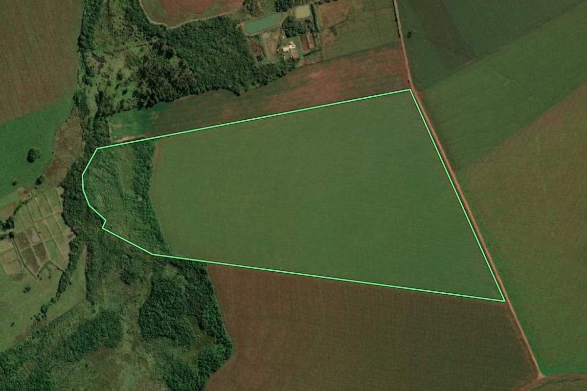 Imagem de satélite do imóvel rural em Guaíra (PR), com o contorno declarado no CAR desenhado por cima.