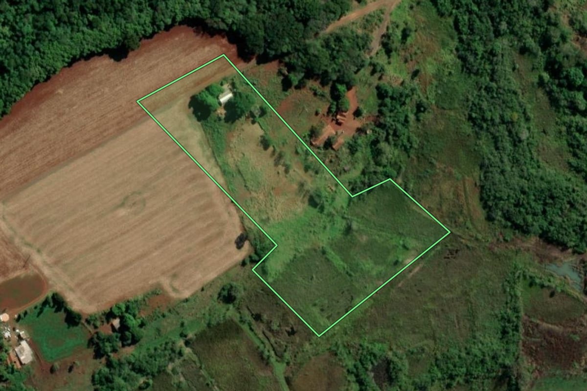 Imagem de satélite do imóvel rural em Guaíra (PR), com o contorno declarado no CAR desenhado por cima.