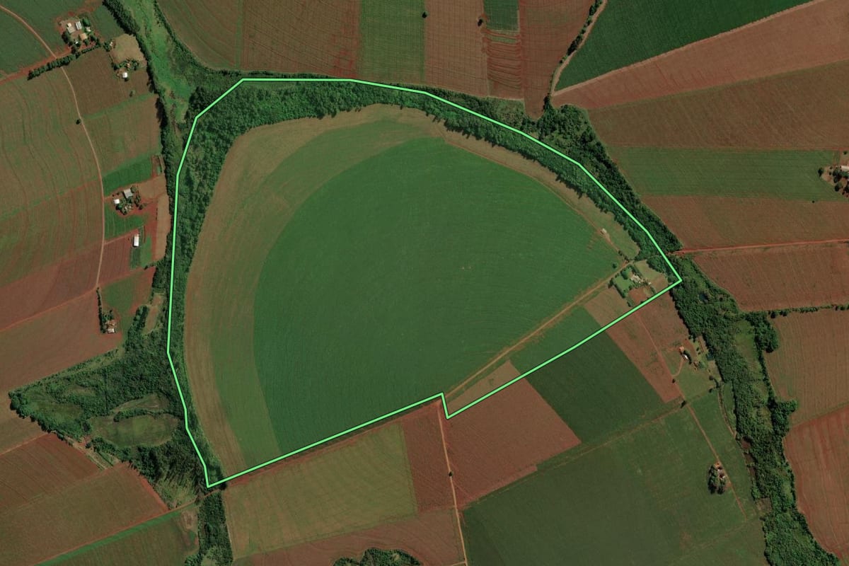 Imagem de satélite do imóvel rural em Guaíra (PR), com o contorno declarado no CAR desenhado por cima.