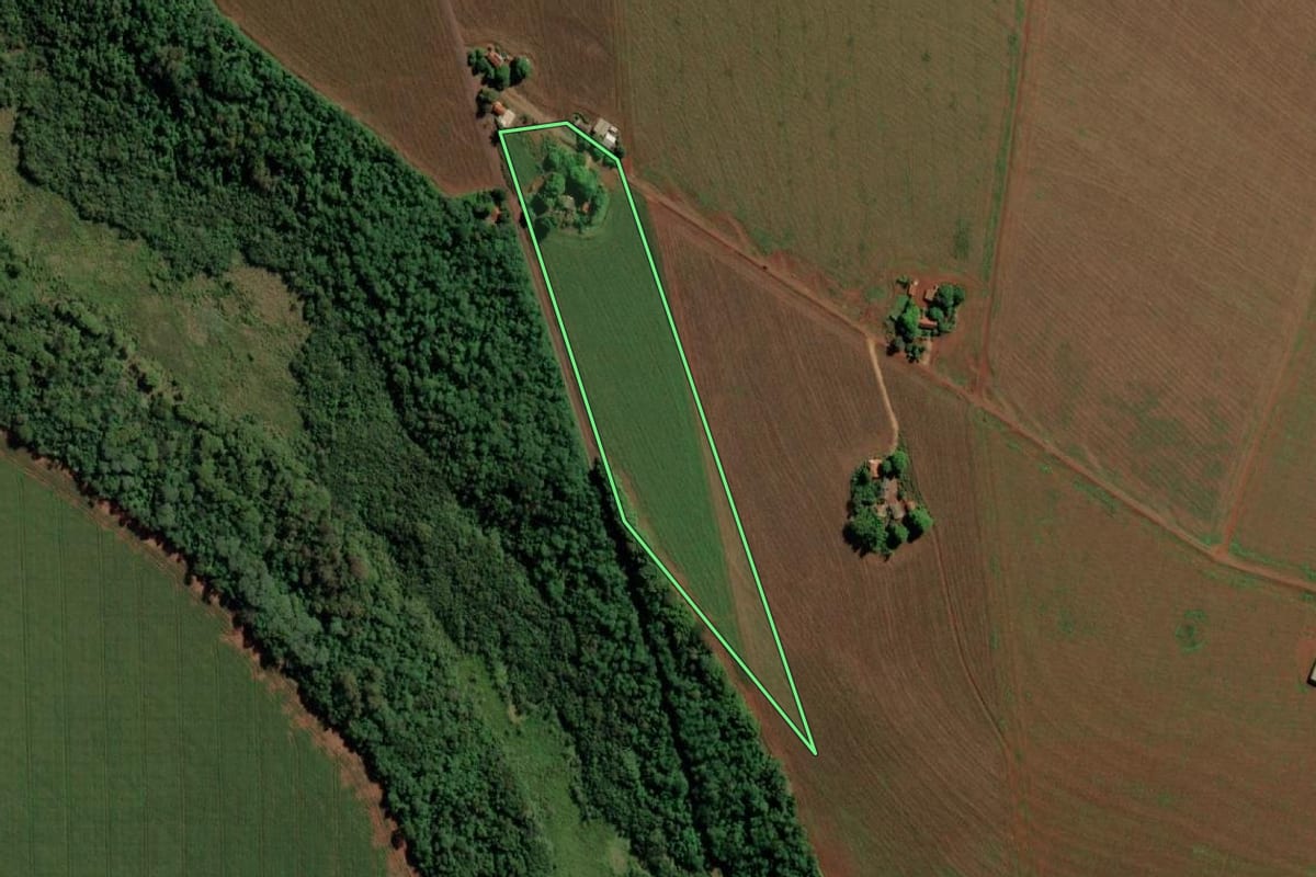 Imagem de satélite do imóvel rural em Guaíra (PR), com o contorno declarado no CAR desenhado por cima.