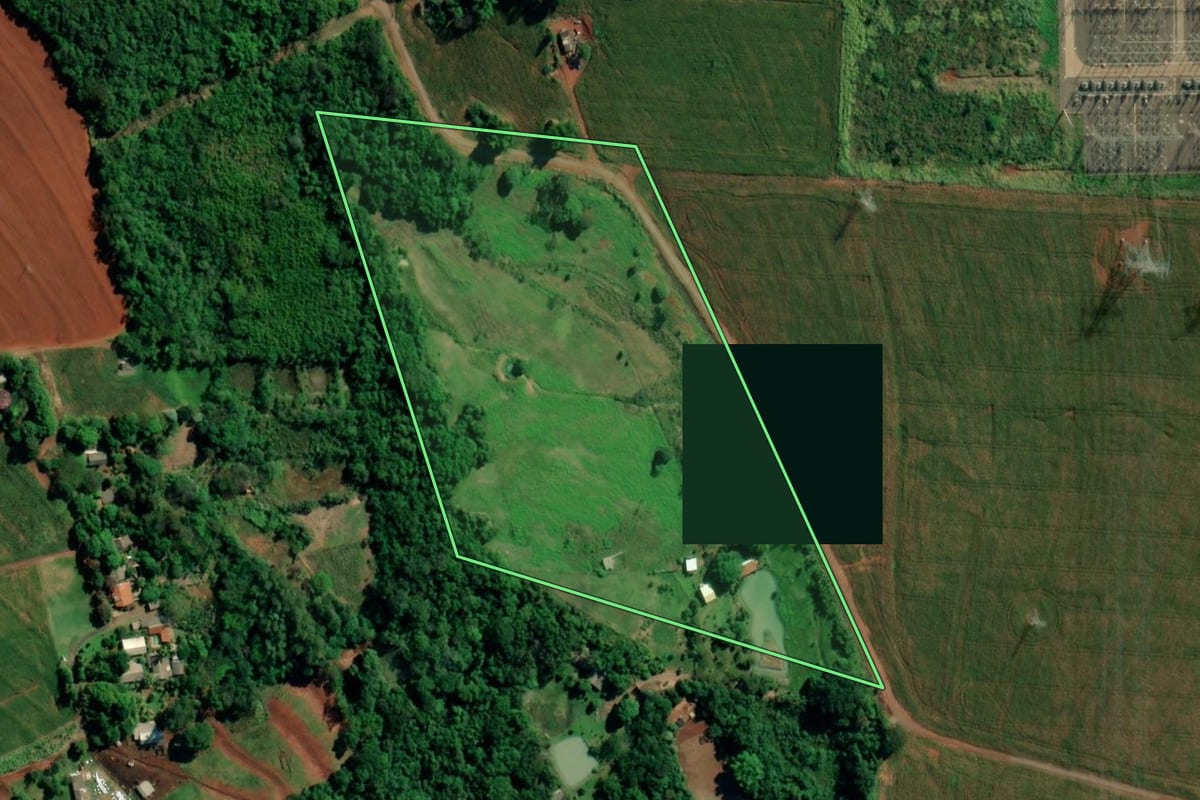 Imagem de satélite do imóvel rural em Guaíra (PR), com o contorno declarado no CAR desenhado por cima.