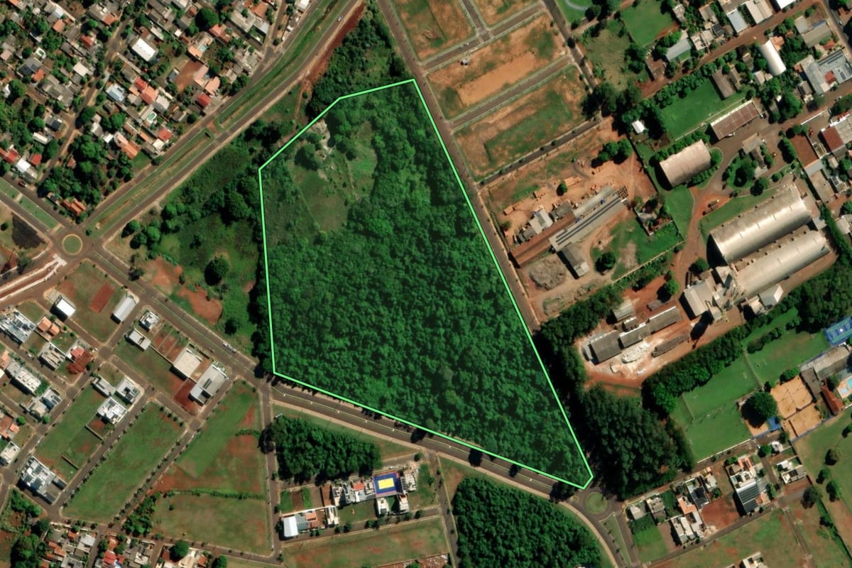 Imagem de satélite do imóvel rural em Guaíra (PR), com o contorno declarado no CAR desenhado por cima.