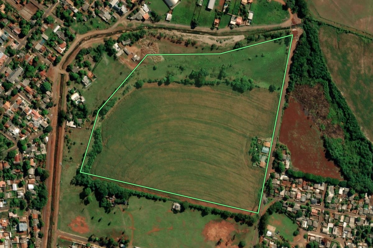 Imagem de satélite do imóvel rural em Guaíra (PR), com o contorno declarado no CAR desenhado por cima.